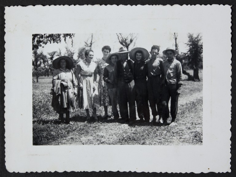 Foto di famiglia a casa Cervi.